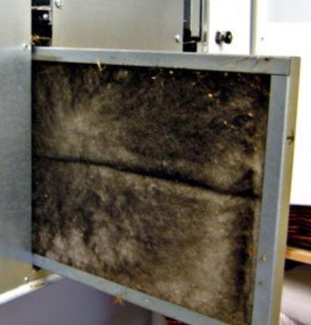 1.1.4 Byte av luftfilter Livslängden på luftfilter varierar beroende på vilken avskiljningsgrad luftfiltret har och mängden partiklar i luften som passerar luftfiltret.