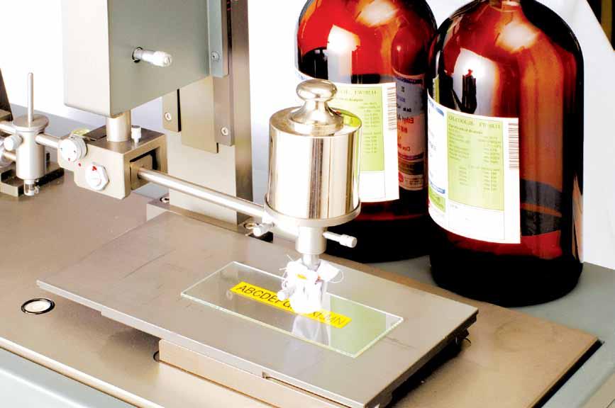 Nötningstest med vatten och kemikalier Motståndskraft mot vatten och kemikalier Steg 2: Genomförande av nötningstest med vatten och kemikalier Flera laminerade etiketter fästes på glasskivor.