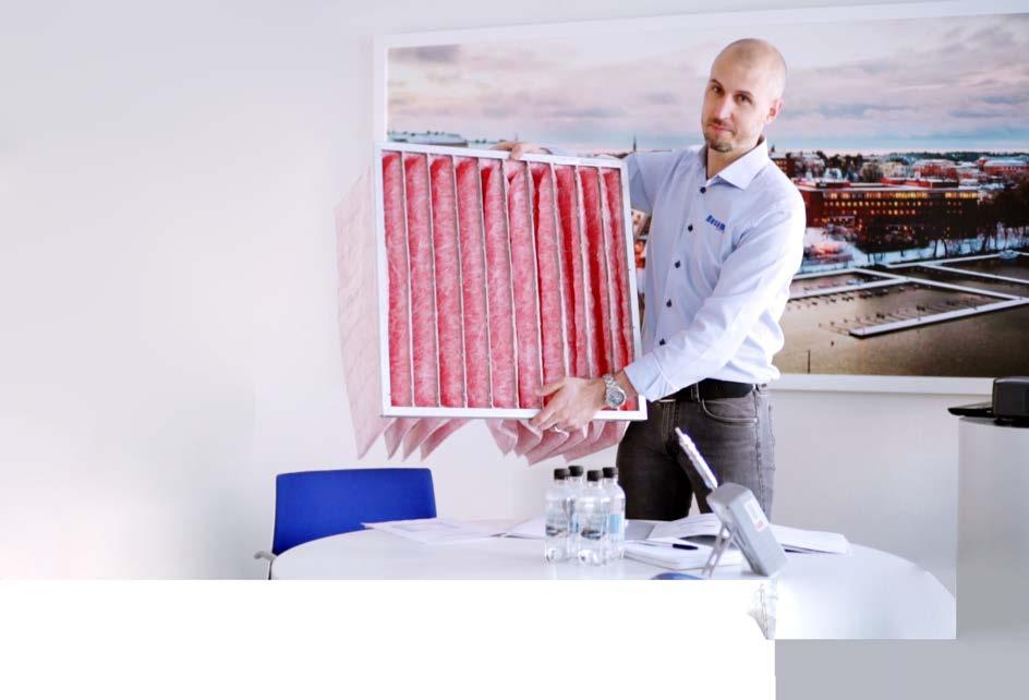 ISO 16890 mäter avskiljningen av massan/vikten i 3 fraktioner och det blir då lättare att relatera till mätningar som görs i städerna av de olika PM klasserna.