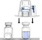 Använd inte BAXJECT II om sterilskydd eller förpackning är skadad eller visar något tecken på åverkan. Vänd på förpackningen och tryck den genomskinliga plastspetsen genom vattenflaskans gummipropp.