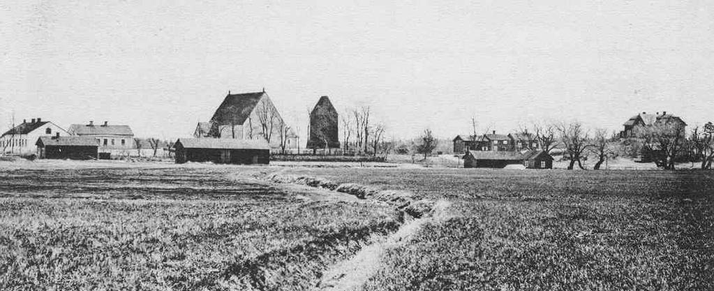 SVEDVI KYRKA Berga 4:21, Svedvi församling, Hallstahammars kommun, Västmanlands län BESKRIVNING Kyrkomiljön Svedvi socken utgörs i söder av bördiga mälarslätter och i norr av mer kuperade skogsbygder