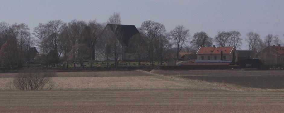 En äldre slingrande väg passerar väster om kyrkan och fortsätter förbi en före detta arrendegård, lanthandel och den lilla byn Berga i söder.