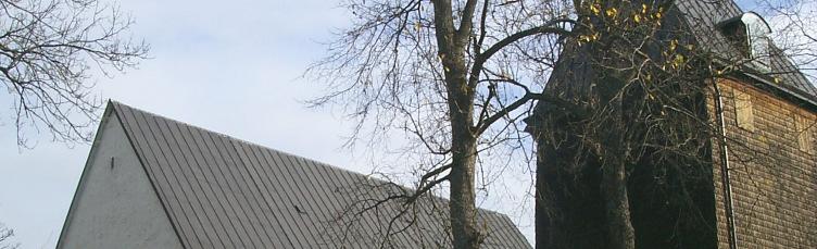 om kyrkan, där prästgården tidigare låg.