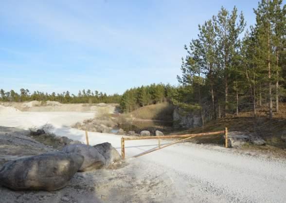 Bh16011 Figur 10: Foto mot ÖSÖ på Snögrinde stenbrott med botten på cirka +46 m och en vattensamling med vattenyta på cirka +44 m i maj 2017 (Vänster), och foto på borrhål 16011 cirka 50 m SV om