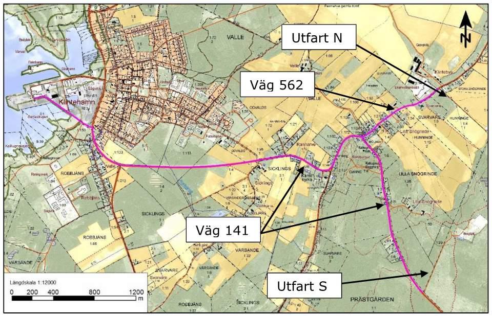 vid korsningen i Klintebys så att 102 passager sker österut utmed väg 562 och 102 passager sker söderut på väg 141.