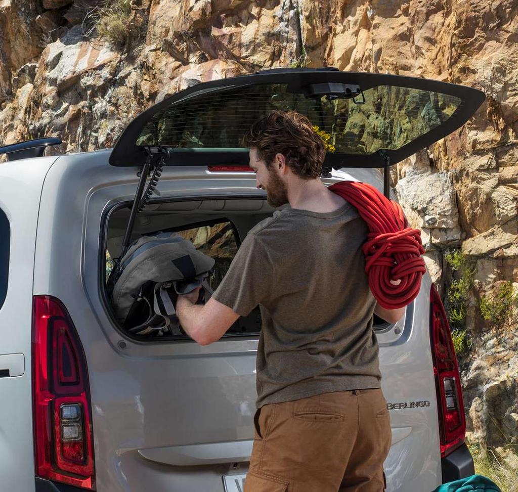 SIDOSKJUTDÖRRAR OCH BAKLUCKA MED ÖPPNINGSBAR RUTA* Nya Citroën Berlingo är lika genomtänkt invändigt