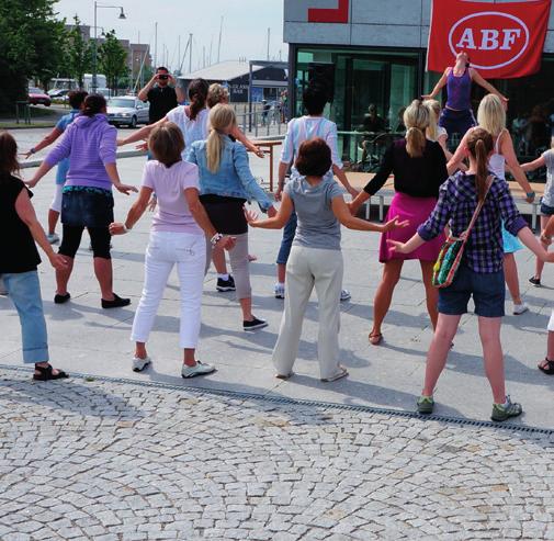 kl. 12.00 12.45 (även fredag 20 juli & 27 juli) Streetdance (familjedans) Äntligen kan hela familjen dansa tillsammans!