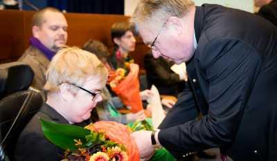 Ungdomslaget (Göteborg) tävlar i goalball och får 20 000 kronor. Laget ligger idag trea i Sverigeserien med 12 poäng, och är den enda föreningen som ställer upp med ungdomslag i en vuxentävling.