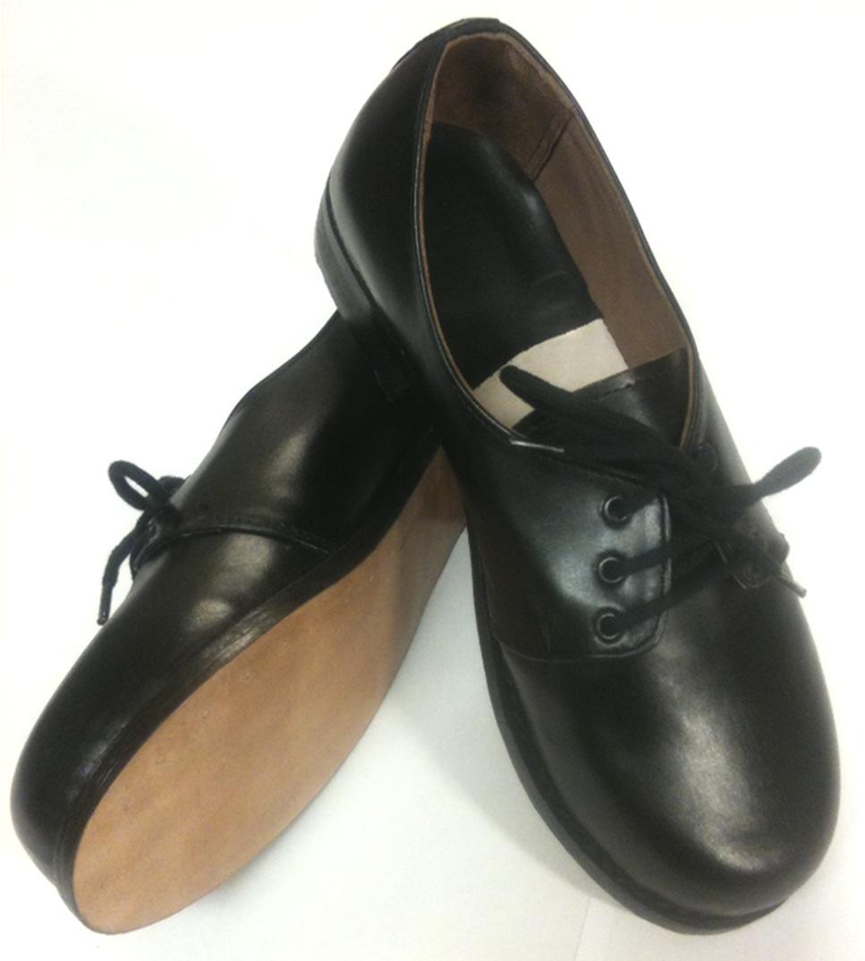 Folkdansringen Stockholm Förlaget Dags för nya skor? Dansskor av klassiskt snitt i äkta skinn försedda med lädersula och gummiklack.