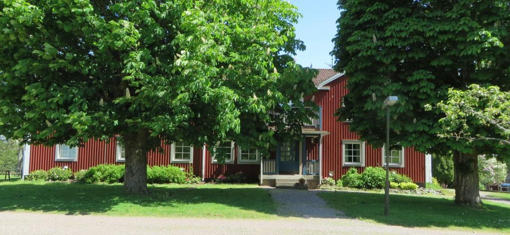 Utanför huvudbyggnaden finns en anlagd