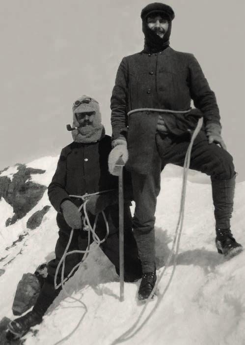 Klättringens historia - från vetenskapsmän till elitidrottare Ovan: Anders Pallin (på knä) och hans förare Fux på toppen av Finsteraarhorn i Schweiz, tidigt 1900-tal.