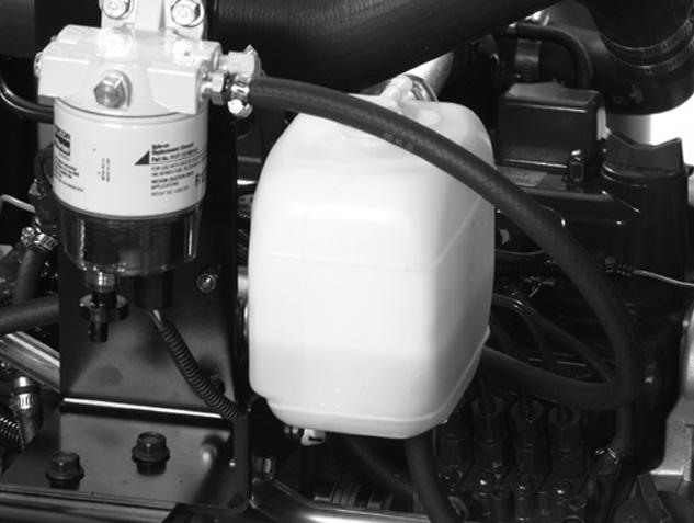 Kontrollera kylsystemet Ta bort skräp från gallret, oljekylaren och kylarens framsida dagligen eller oftare om det är extremt dammigt och smutsigt, se avsnittet om motorns kylsystem.