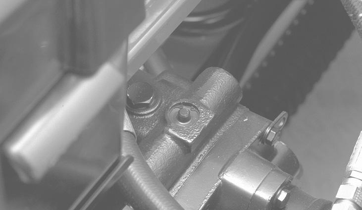 Knuffa eller bogsera maskinen I nödfall kan maskinen skjutas framåt genom att man aktiverar förbikopplingsventilen i den varierbara hydraulpumpen och sedan knuffar eller bogserar maskinen.