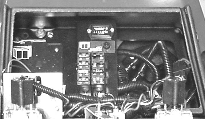 . Förbikopplingsventilen sitter på den varierbara hydraulpumpens ovansida (fig. 30). Vrid ventilen 90 i endera riktningen för att öppna så att olja kan avledas internt.