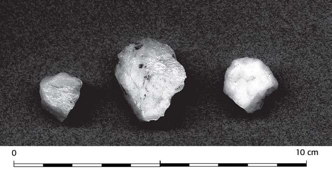 Det finns några få fragment av spån. Ett av kambrisk flinta (F71, 14 9 3 mm) är tvärt avbrutet i båda ändar.