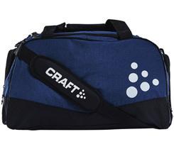 SQUAD DUFFEL MEDIUM 1905594 Klassisk träningsväska med utsida i slitstark polyester, förstärkt insida i PU, skofack i sidorna samt axelrem. 33 L.