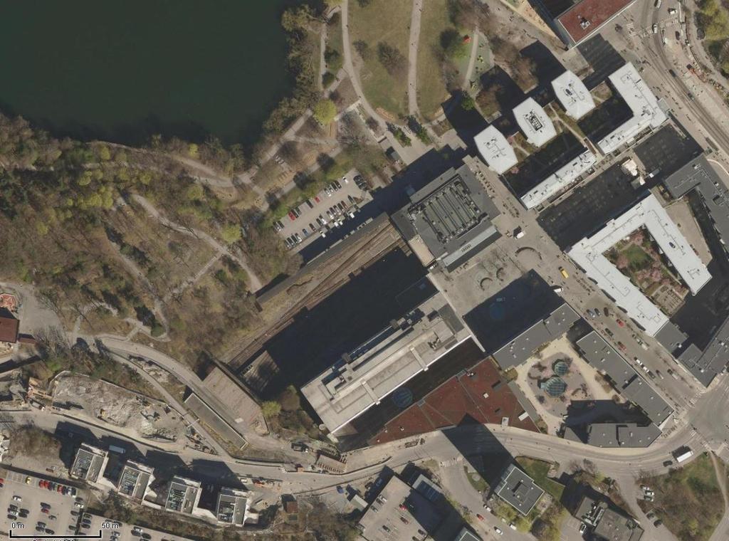 Sida 4 (10) För aktuellt område gäller en mosaik av ett flertal detaljplaner med de huvudsakliga bestämmelserna: Trafikområde för tunnelbana, Centrum, Parkering och Gårdsgata.