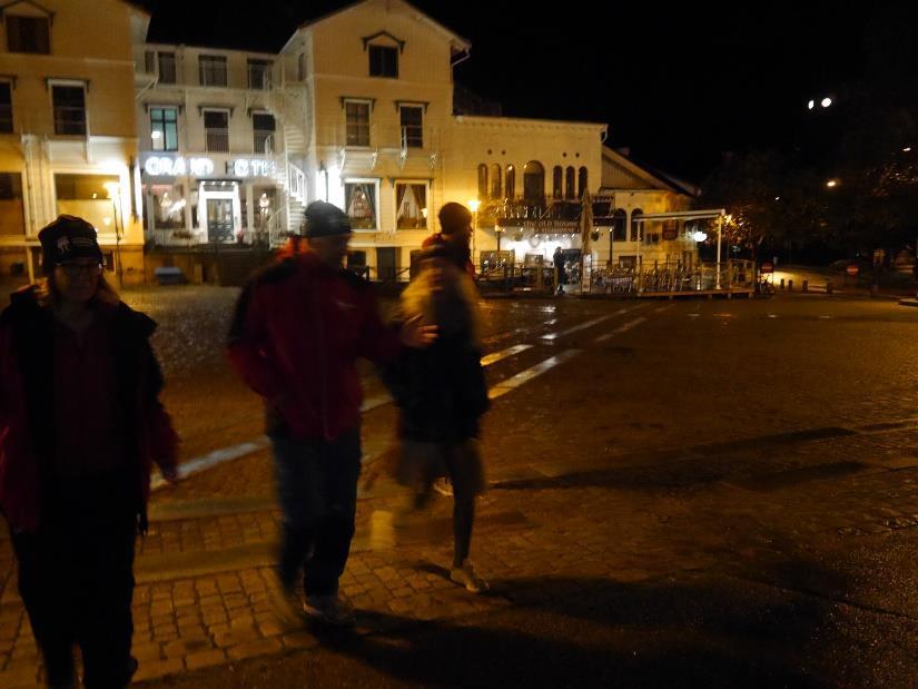 18. Klockan är nu cirka 00:40 och vi börjar promenera tillbaka mot Familjens Hus på Badhusberget. Vi går via Kungsgatan och Stengatan innan vi är framme. 19.