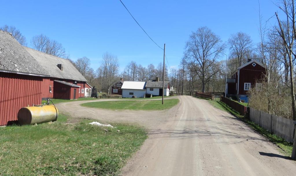 Mellan Klippingsbos gamla hustomt ligger intill byvägen mitt i byn.