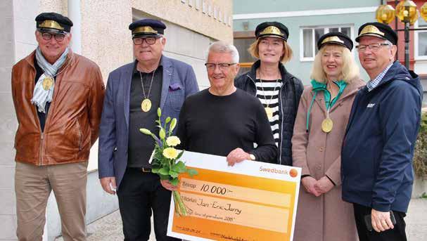 Jan-Eric Jarny fick ett Ovanligt-bra-stipendium I slutet av april fick församlingen ett ovanligt besök, det var Stadsbudskåren i Karlskrona som kom.