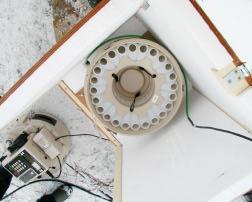 Vänstra bilden: Vattenprovtagarna är placerade i isolerade lådor som hålls varma med hjälp av en frostvakt vintertid.
