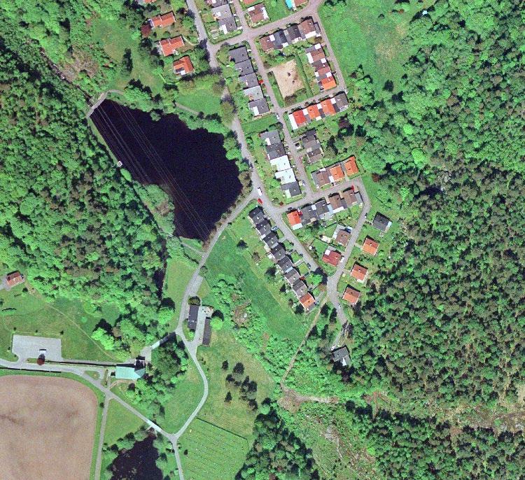 Gruppen om 2 parhus och 3 radhus kommer placeras på plan mark och kommer ej höjdförskjutas.