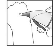 Tryck försiktigt upp på mitten av kolven och kläm samtidigt åt spaken tills gel syns på munstyckets spets.