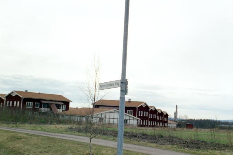 föreningen var början till den fackliga rörelsen i Borlänge och motarbetades med kraft av arbetsgivarna. Petter Blåders Väg 1999 Fotograf.