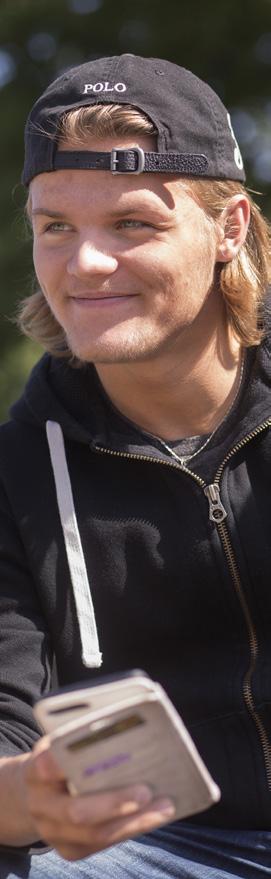 Gustav Berglund Sara Chlhoub Teknikprogrammet Naturvetenskapsprogrammet 5 snabba! 1. Morgonpigg/Nattuggla Hur var din första dag i skolan? Jag kände flera i klassen sedan tidigare så det flöt på.