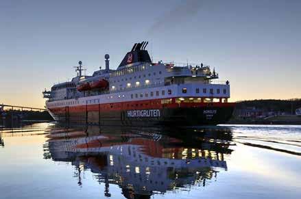 Under Hurtigrutens klassiska sjöresa från Bergen till Kirkenes angörs hela 34 hamnar, och livet ombord handlar om vilsamma dagar, vackra vyer, god mat och inspirerande kunskap.