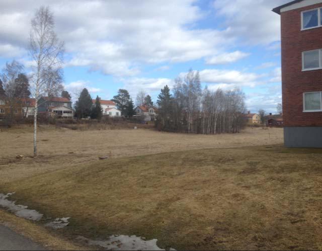 I söder utgörs angränsande bebyggelse av trevånings lamellhus från 1960-talet.