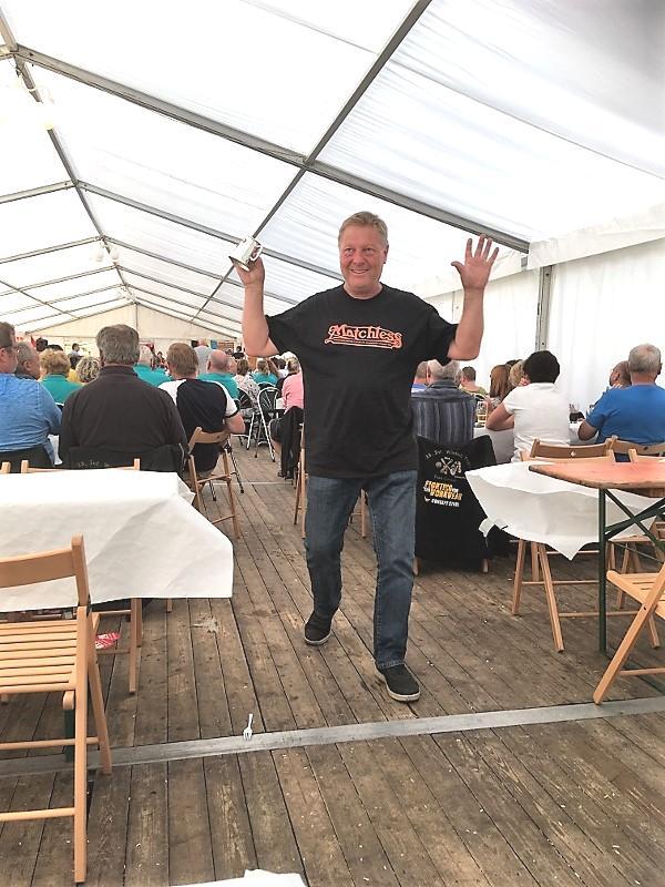 Sven Bunketorp står upp och ropar att Sune Magnusson ska få pris för sin fina Matchless, och Jan-Erik Carlsson