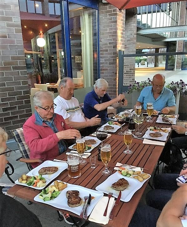 På väg i bilen till hotellet, börjar det pratas om maten och till slut förstår man