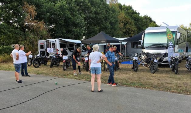 Efter ett litet stopp vid läsknederlaget så bestämdes ett möte med lastbilen på den första större parkeringen. Vi väntar nästan en timme, ingen lastbil och ingen kontakt.