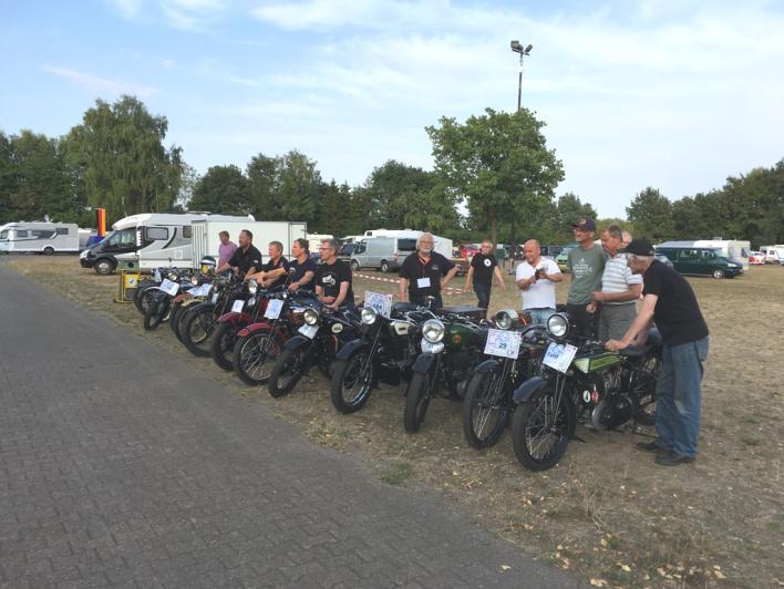 Vi läser igenom pappren som säger, att ta Motorcyklarna och kör ca