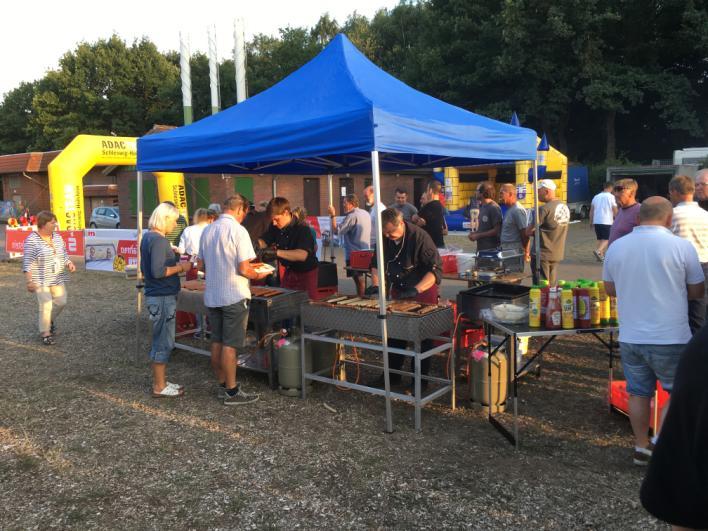 En jätte grill sprider doft över området.