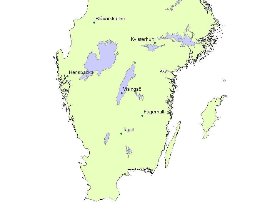 Depositionsmätningarna på Visingsö jämförs i föreliggande rapport med motsvarande mätningar av deposition över öppet fält vid fem andra platser i södra och mellersta Sverige.