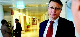 volym, vilket är ett bättre resultat än under 2004. Ränteswapparna har sedan 2003 bidragit till att sänka våra upplåningskostnader med 8 räntepunkter vilket motsvarar 93 miljoner kronor.