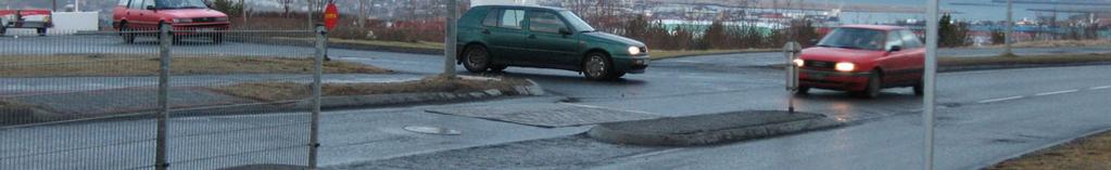 Samkvæmt staðli norsku vegagerðarinnar ætti ekki að hafa lóðréttar hindranir á götum þar sem hámarkshraði er 50 km/klst