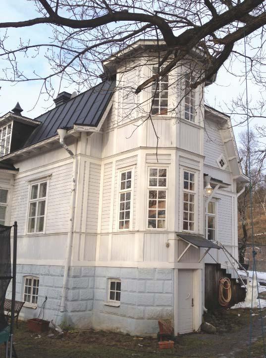 Stinsbostaden och den röda villan (Villa Tomtebo) från tidigt 1900-tal (läs mer under stycket