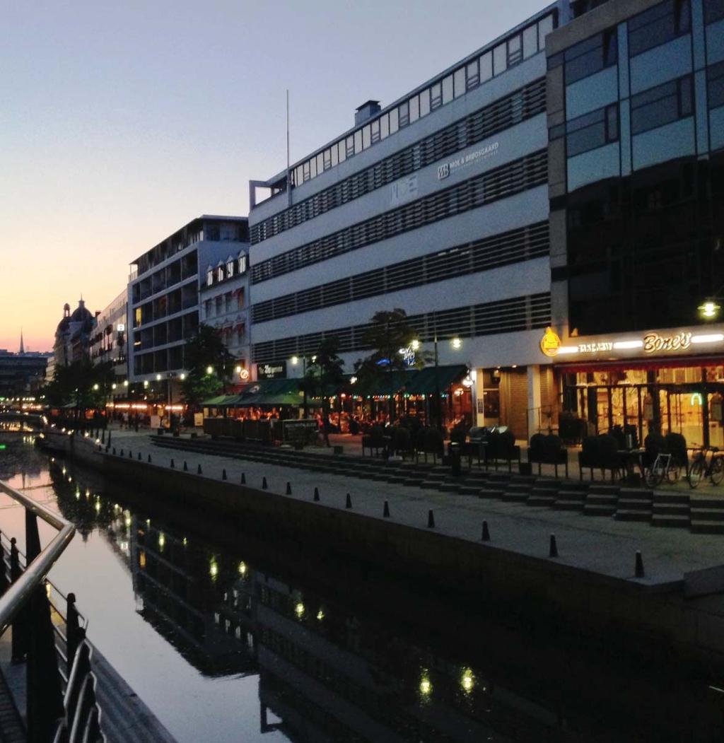 293 TRYGGHET För att den upplevda tryggheten ska öka är kvällsaktiva verksamheter, ljusa skyltfönster, upplysta kvällsaktiva målpunkter (till exempel busshållplatser) och bostadsentréer viktiga