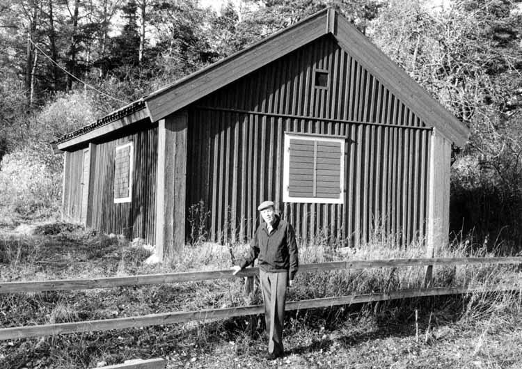 Hembygdsföreningens mångårige revisor Hans Andersson utanför torpstugan vid Tånglöt den 29 oktober 1983. Här var hans mormors föräldrar Olof Andersson och Maja Greta Eklöf torpare 1820-30.