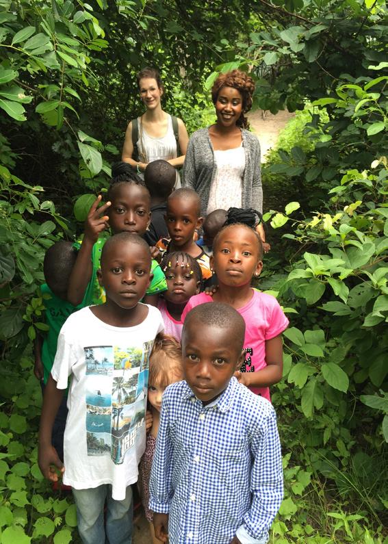 Vilka är vi som stödjer Fajara Child Park? Många bäckar små bildar en stor å Vår hjälpinsats utförs frivilligt av volontärer från Gambia men också andra delar av världen.