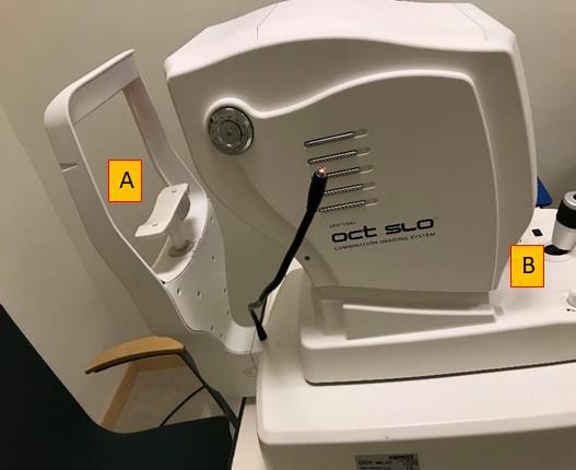 Figur 1.3: OCT maskinen som användes i denna studie. Punkt A är stödet där deltagaren placerar hakan på. Punkt B är en joystick som möjliggör justeringar av maskinen mot deltagarens öga.