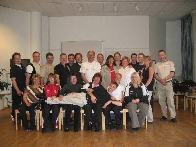 Kursledarkurs i Bugg Växjö 20-23 maj 2004 Efter några tuffa dagar i Växjö är ledarna ännu vid gott humör?! Översätt till Fågelnamn 1.
