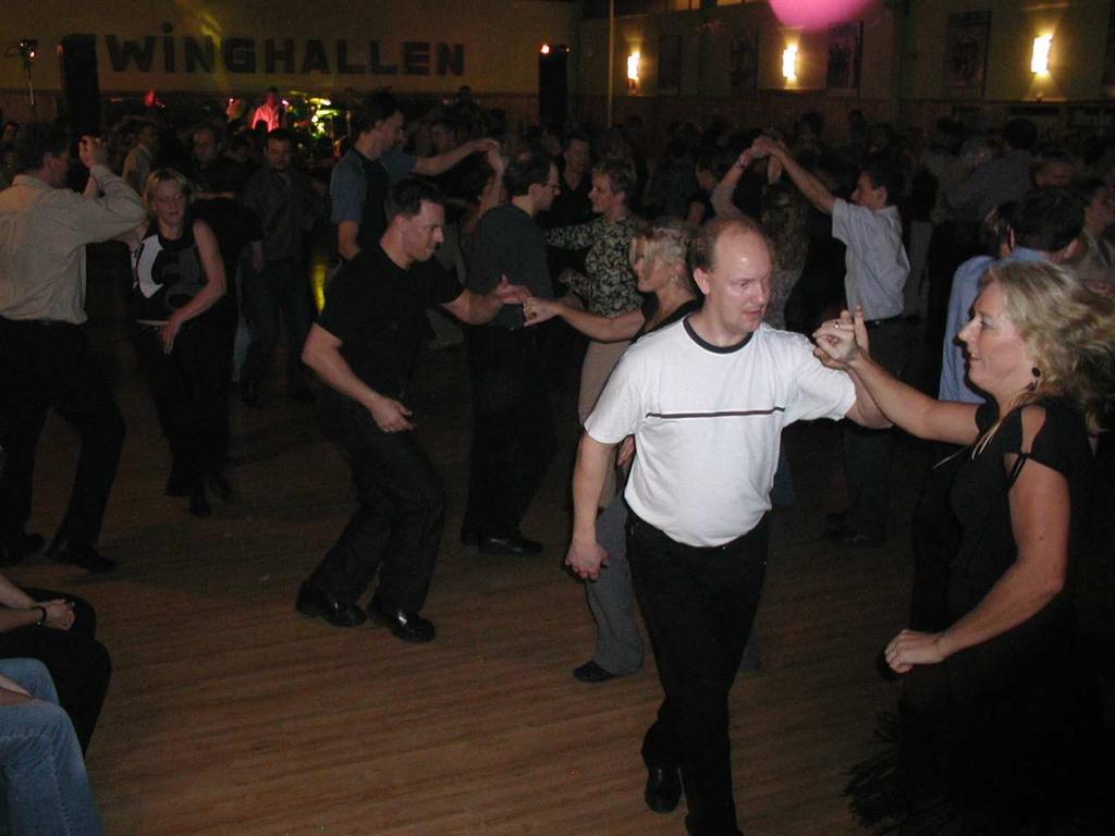 Kick off dans 13/9-2004!! Dansklubben SWING inbjuder härmed alla sina medlemmar till KICK OFF dans inför höstens kurser. Nu är det dags att sparka igång efter sommaruppehåll, semester och sommarlov.