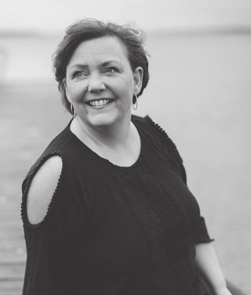 Anna Lindblom Mia Mellström har aldrig långt till sina skaparverktyg; penslar, färger, digitala program Hon har studerat bild- & mediapedagogik och konstvetenskap och hennes bilder utstrålar