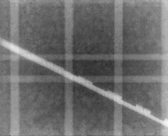 Höger: röntgenbild av provblock som visar 15 mm, 20 mm och 30 mm hålrum (mörkare områden) samt armeringsstänger.