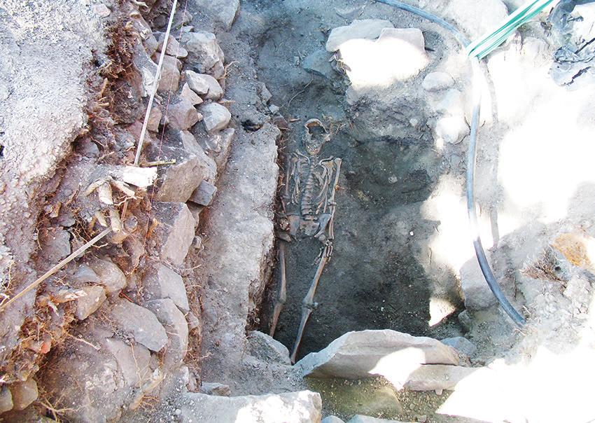 SITUNE DEI 2017 Figur 6. Den gravlagda kvinnan under gravmonumentet på museets tomt. Foto: Sigtuna museum.