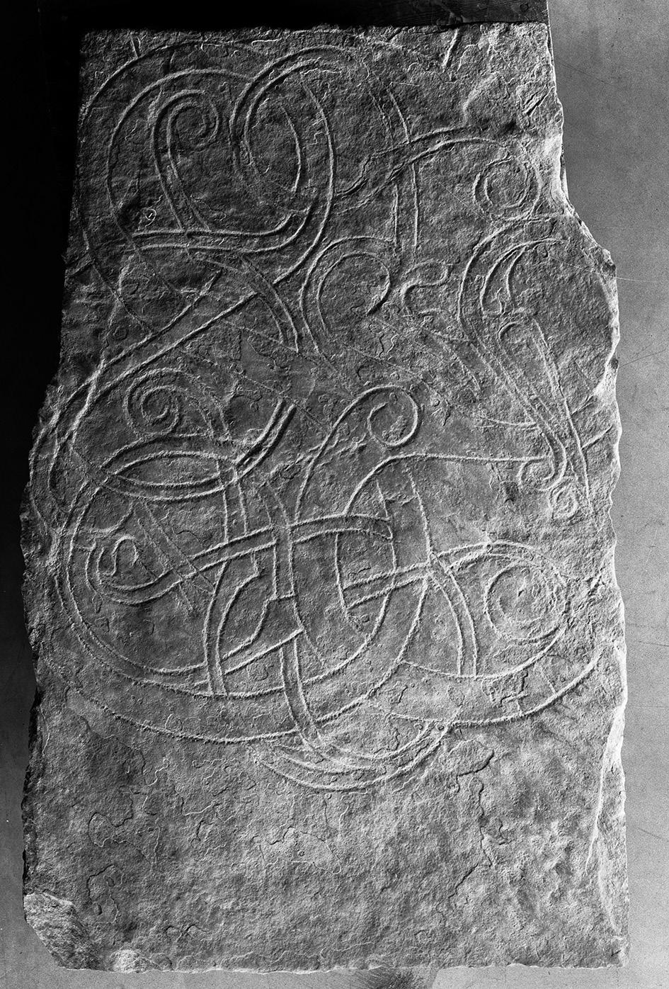 SITUNE DEI 2017 Figur 3. U 383, sandstensrunsten från Mariakyrkan, Sigtuna. SHM 8455:7. Foto: Harald Faith-Ell/ATA.